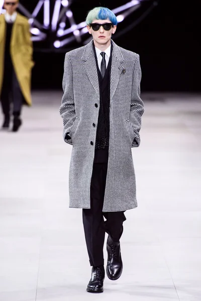 Look 16